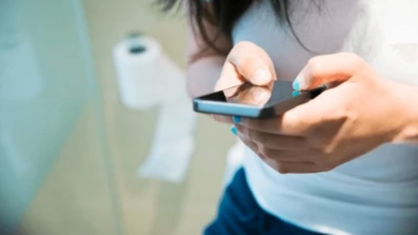 تجنب استخدام هاتفك في الحمام: مخاطر صحية غير متوقعة
