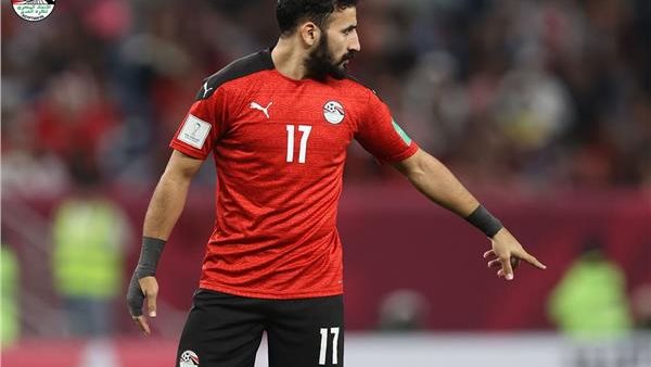 حسام حسن يشجع مهند لاشين وينصحه بنسيان خطأ مباراة البرازيل