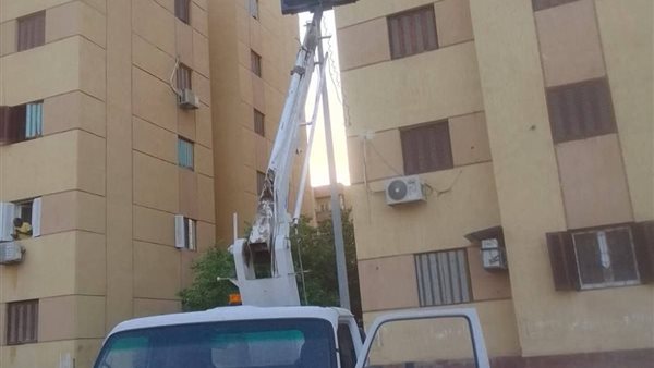 حي عتاقة بالسويس يبدأ حملة صيانة لأعمدة الإنارة