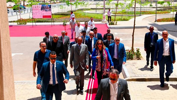 رئيس إريتريا يتفقد مشروع سكن لكل المصريين بحدائق العاصمة