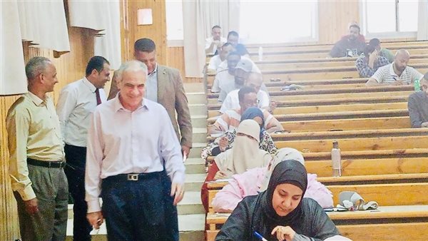 رئيس جامعة أسوان يتابع امتحانات البرامج المميزة ويؤكد دعم الدارسين