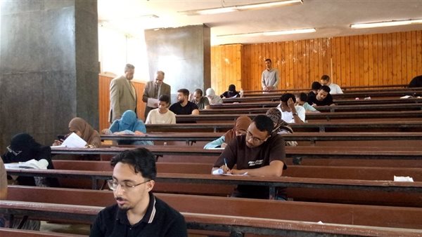 رئيس جامعة أسوان يراقب امتحانات الفصل الثاني في كلية العلوم