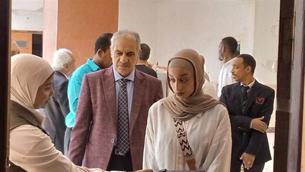 رئيس جامعة أسوان يعلن توفير جهازين لتفتيش الطلاب إلكترونيًا