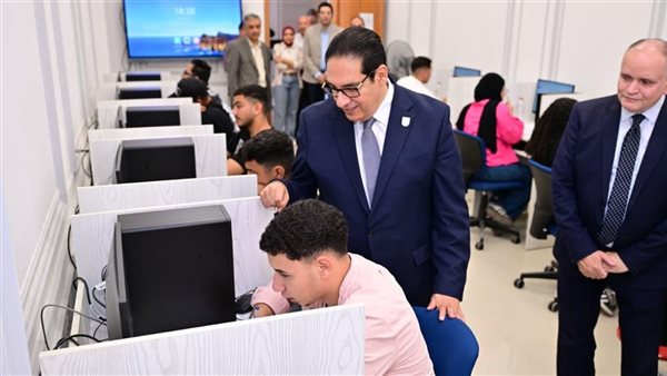 رئيس جامعة القاهرة يراقب امتحانات الفرعين الأهلي والدولي