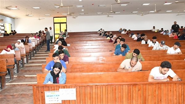 رئيس جامعة قناة السويس يتابع انتظام الامتحانات بلجان الهندسة