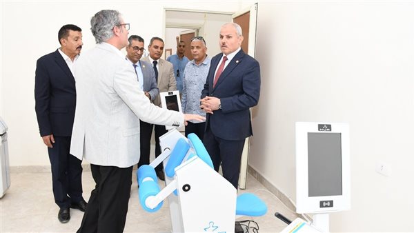 رئيس جامعة قناة السويس يزور عيادات العلاج الطبيعي