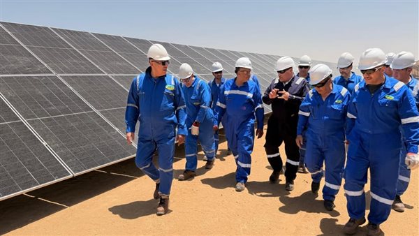 رئيس هيئة البترول يتفقد حقول شمال البحرية بالصحراء الغربية
