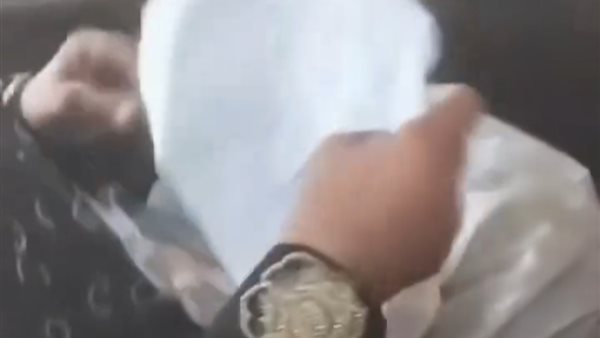 ركاب ميكروباص في الشرقية يكتشفون سيدة بحقيبة سحرية