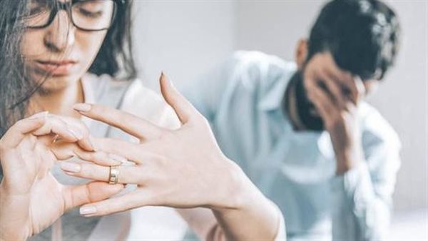 زوجة تطلب الطلاق بعد إنفاق زوجها راتبه على المراهنات