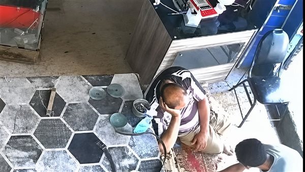 سرقة مسن داخل محل تجاري في نجع حمادي توثقها كاميرات المراقبة