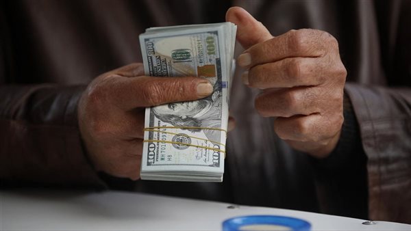 استقرار سعر الدولار في البنوك مع بداية تعاملات الجمعة
