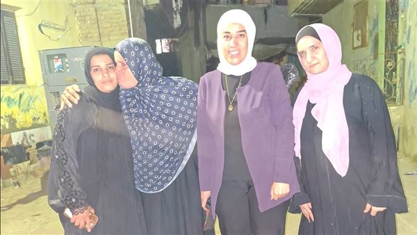 سيدة الميكروباص بالشرقية تظهر من منزلها بعد إخلاء سبيلها