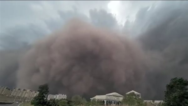 عاصفة رملية تبتلع مدينة في الصين بالكامل