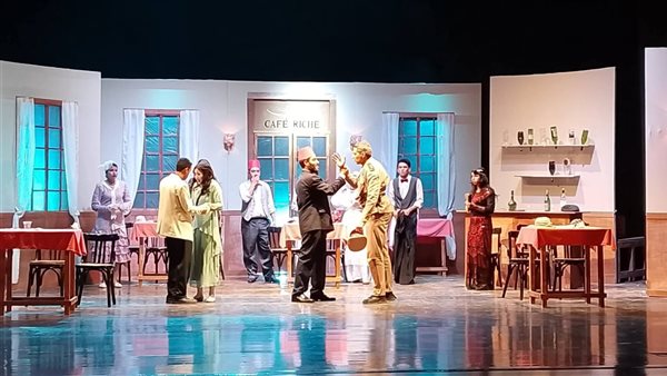 عرض مسرحي فني في كافيه ريش بمهرجان التمثيل بجامعة العاصمة