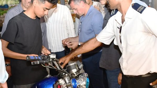 غلق المحلات المخالفة بالسوق السياحي في أسوان
