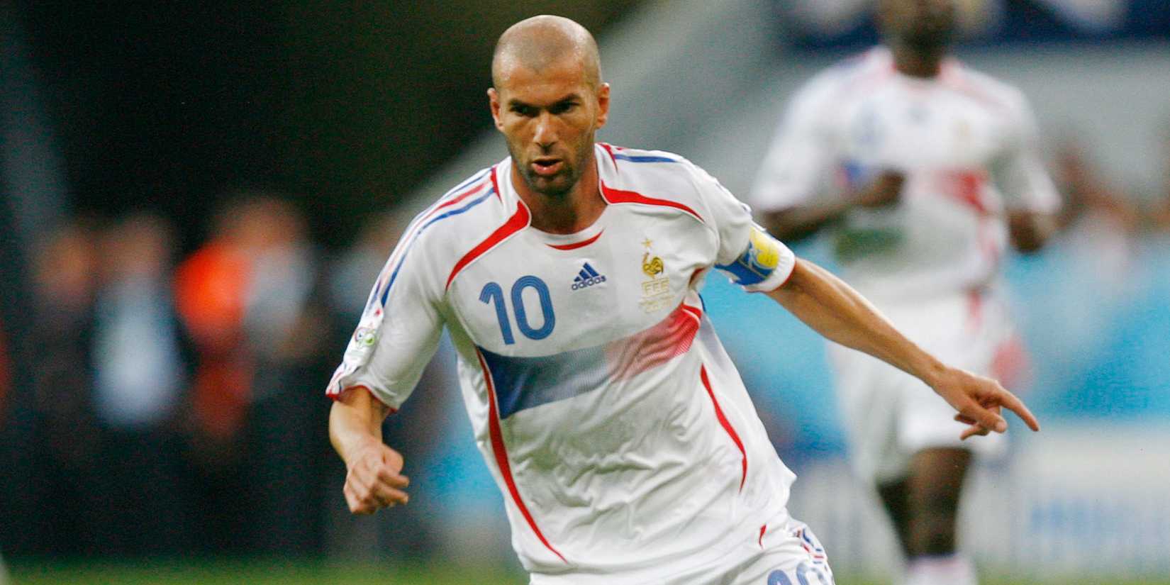 زين الدين زيدان، لاعب منتخب فرنسا، يركض بالكرة أمام منتخب البرتغال.