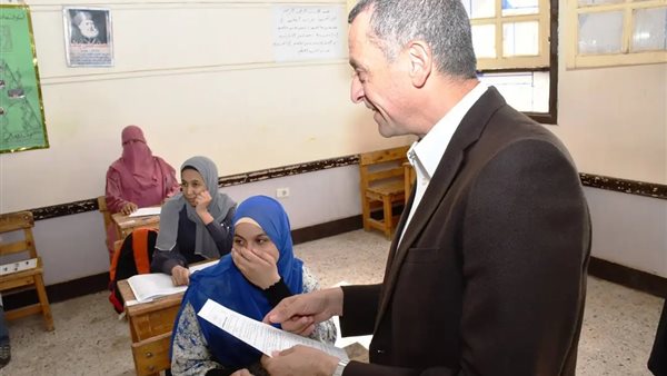 محافظ أسوان يتفقد لجان امتحانات الإعدادية للتأكد من انتظامها