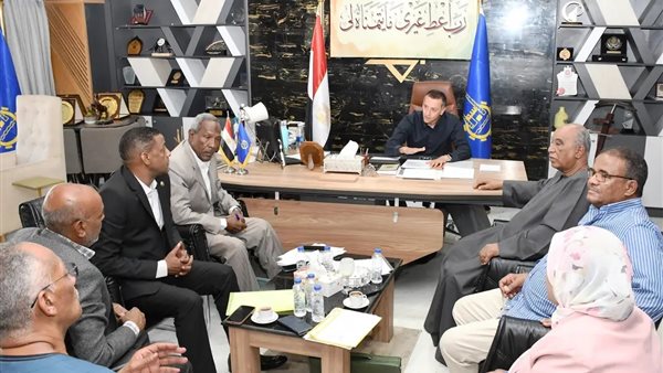 محافظ أسوان يجتمع بأعضاء النواب والشيوخ لمناقشة المطالب الجماهيرية