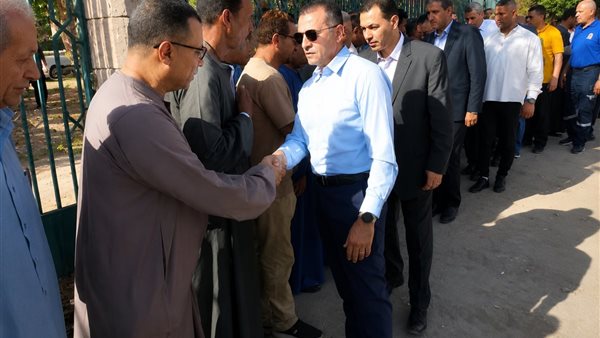 محافظ أسوان يشارك في جنازة معلمة توفيت خلال الامتحانات