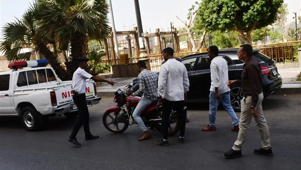 محافظ أسوان يفرض رقابة على الدراجات النارية والتوك توك المخالفين