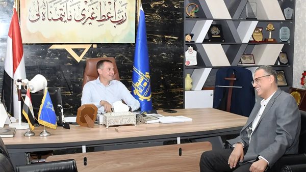 محافظ أسوان يوجه بتحسين الطرق وتسريع مشروعات التطوير