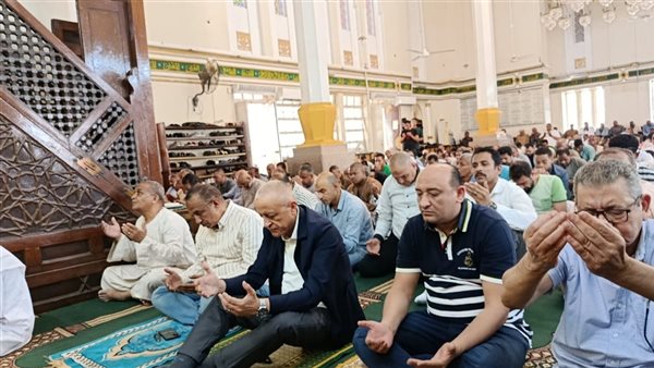 محافظ الأقصر يؤدي صلاة الجمعة ويلتقي المواطنين بمسجد أحمد النجم
