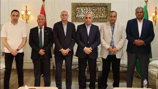 محافظ الإسماعيلية يجتمع مع قدامى الدراويش لمناقشة إنقاذ النادي
