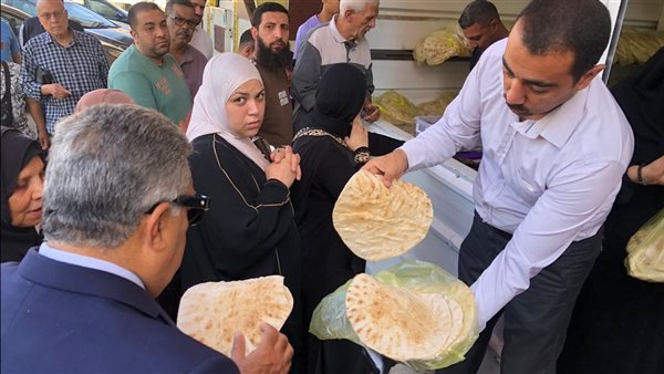 محافظ الدقهلية يزور منافذ بيع الخبز في المنصورة