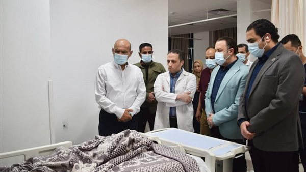 محافظ السويس يتفقد حالة طفلين مصابين بحادث موتوسيكل