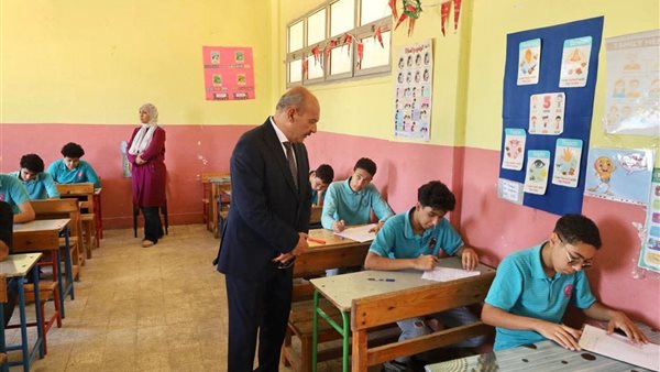 محافظ السويس يتفقد لجان امتحانات الإعدادية ويضمن الأجواء المناسبة