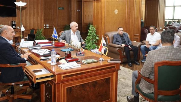 محافظ السويس يناقش إحلال الميكروباصات القديمة بجديدة