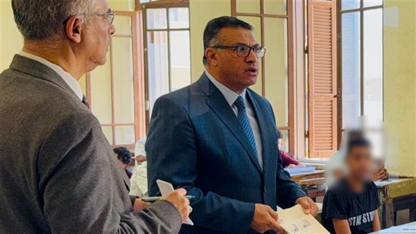 محافظ قنا يحقق مع 4 ملاحظين ومراقب بسبب هاتف وكتاب داخل لجنة امتحان