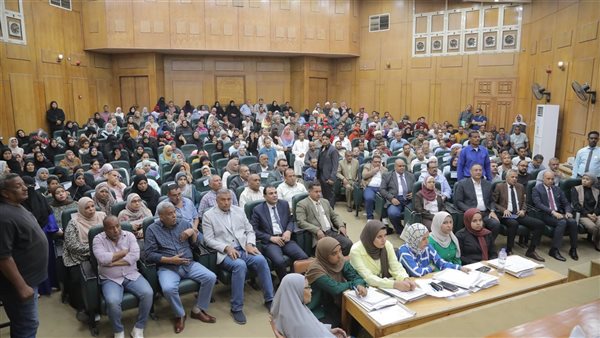 محافظ قنا يناقش 301 شكوى ويقدم حلولًا عاجلة