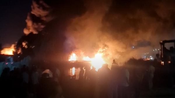 مدير أمن القليوبية يصل موقع حريق مصنع الكيماويات بالخانكة.. والنيران تحاصر المنطقة