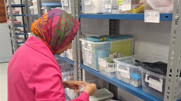 مديرة الصيدلة تتابع مستشفى الجهاز التنفسي بالسويس
