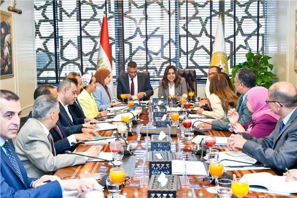منال عوض ترأس اجتماع لجنة مشروع “جرين شرم”