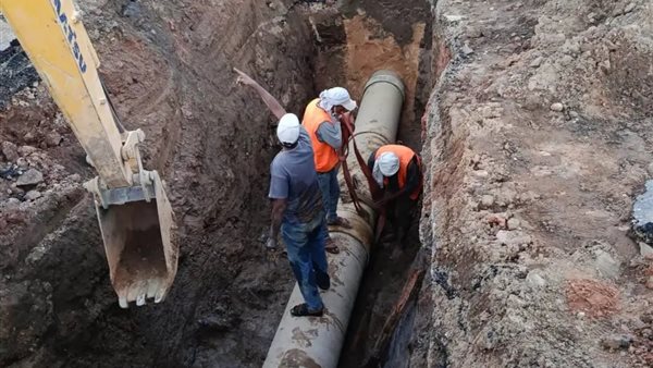 نجاح إصلاح كسر خط الصرف في الكرور بأسوان بعد 16 ساعة