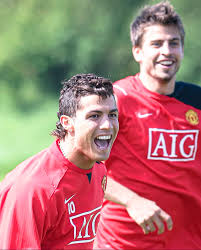 Sí, Gerard Piqué y Cristiano Ronaldo fueron compañeros en Manchester United 👀 ¿Qué otros compañeros inesperados recuerdas? 😅