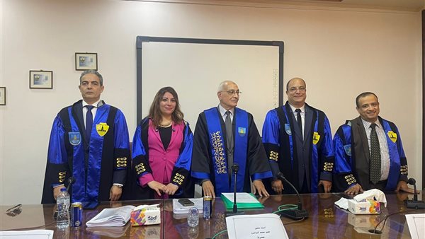 نقيب الإعلاميين يناقش رسالة دكتوراه حول إصابات الملاعب
