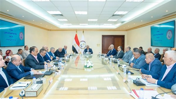 وزير الإنتاج الحربي يراقب الأداء المالي والفني للشركات