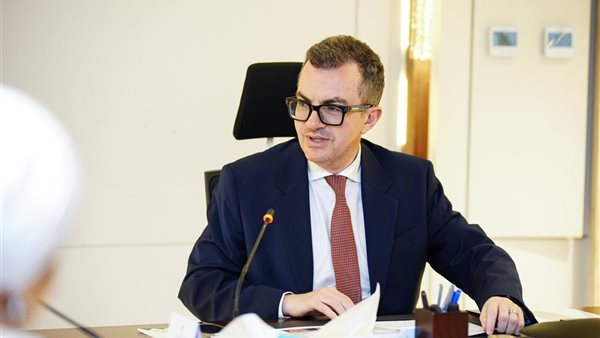 وزير التخطيط يصل باريس للاجتماع مع منظمة التعاون الاقتصادي