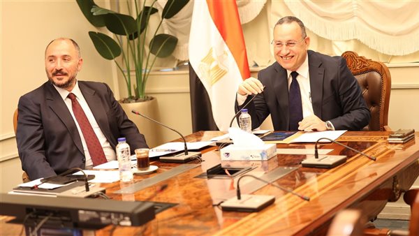 وزير التعليم العالي يطلق قوافل طبية داخل وخارج مصر
