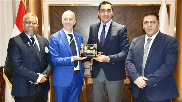 وزير الرياضة يناقش مع رئيس الاتحاد الدولي خطة لتطوير الكيك بوكسينج في إفريقيا