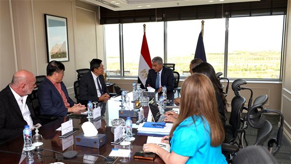 وزير السياحة يناقش تنظيم معارض أثرية بمشاركة سفير سنغافورة
