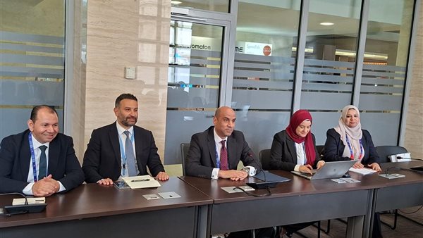 وزير العمل يلتقي نظيره العُماني في جنيف لتعزيز التعاون