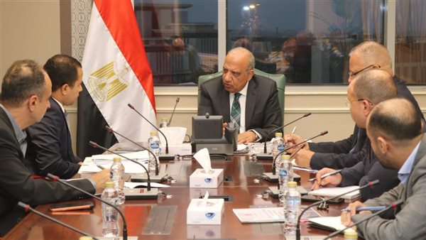 وزير الكهرباء يناقش تطورات مشروعات الطاقة الشمسية مع تحيا مصر