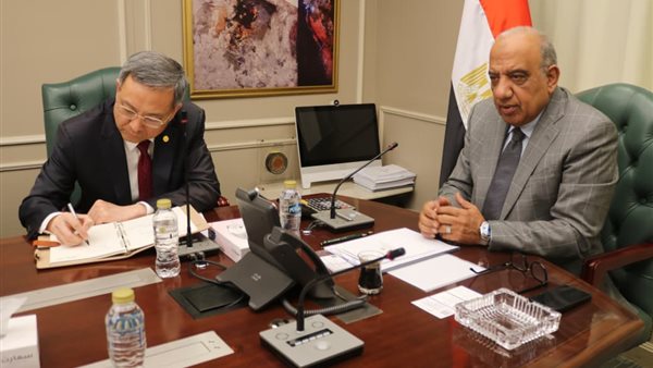 وزير الكهرباء يناقش مع مستثمرين صينيين تعزيز التعاون في الطاقة المتجددة