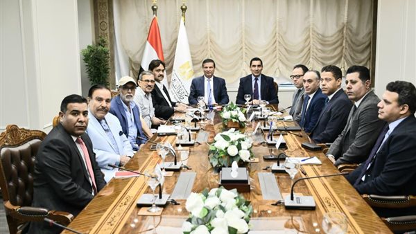 وزيرا الزراعة والرياضة يناقشان مع مسؤولي سباق الخيل