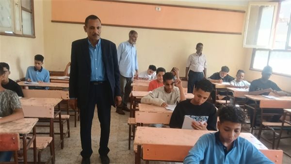 وكيل تعليم الأقصر يتفقد 115 لجنة امتحانية تضم 18 ألف طالب