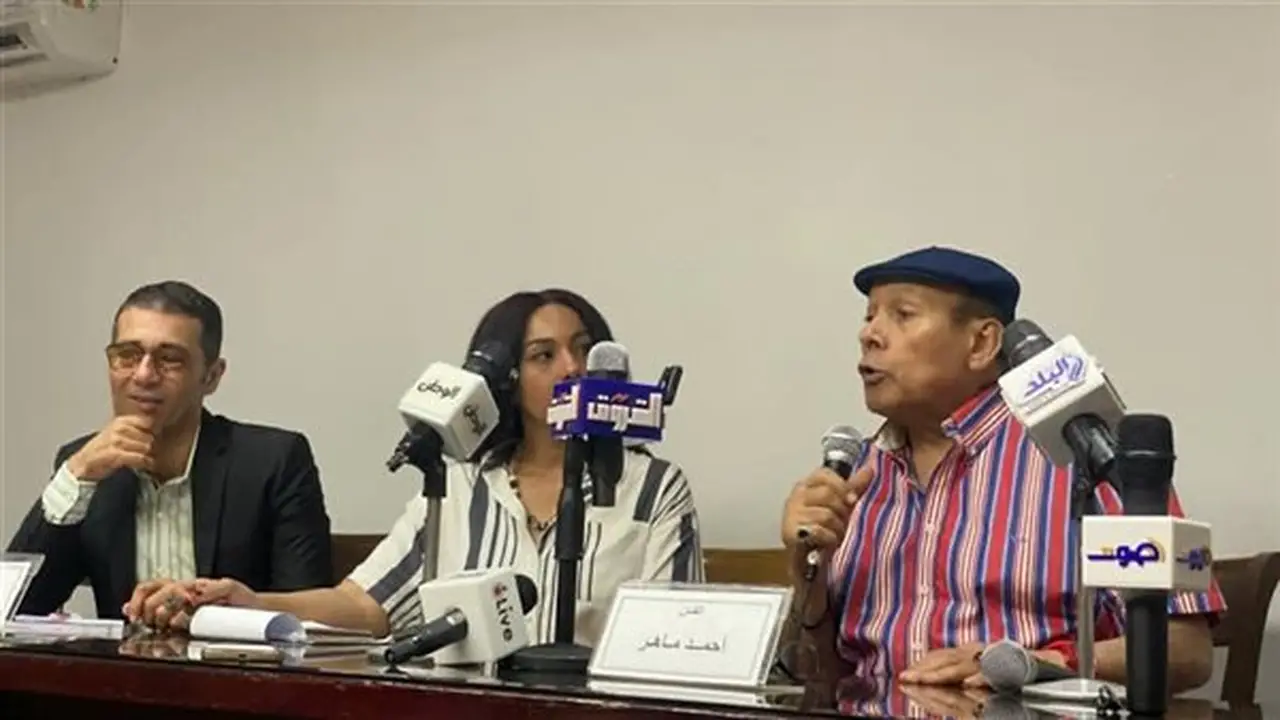 أحمد ماهر يروي لحظات مؤثرة: أول مرة بكى من الفرحة على خشبة المسرح